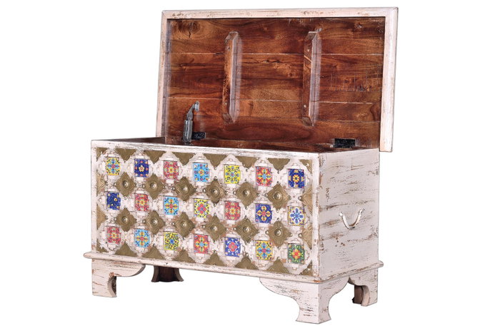 Giner Y Colomer Baúl Madera de Mango con Detalles en Cerámica y Bronce Blanco Envejecido 45x80x40 cm
